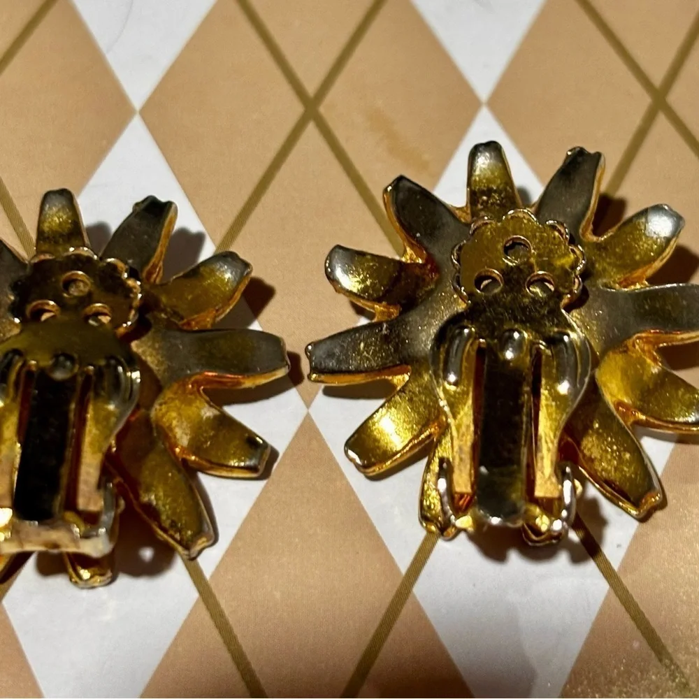 Gorgeous Estate Yellow White Enamel Daisy Flower Vintage Earrings